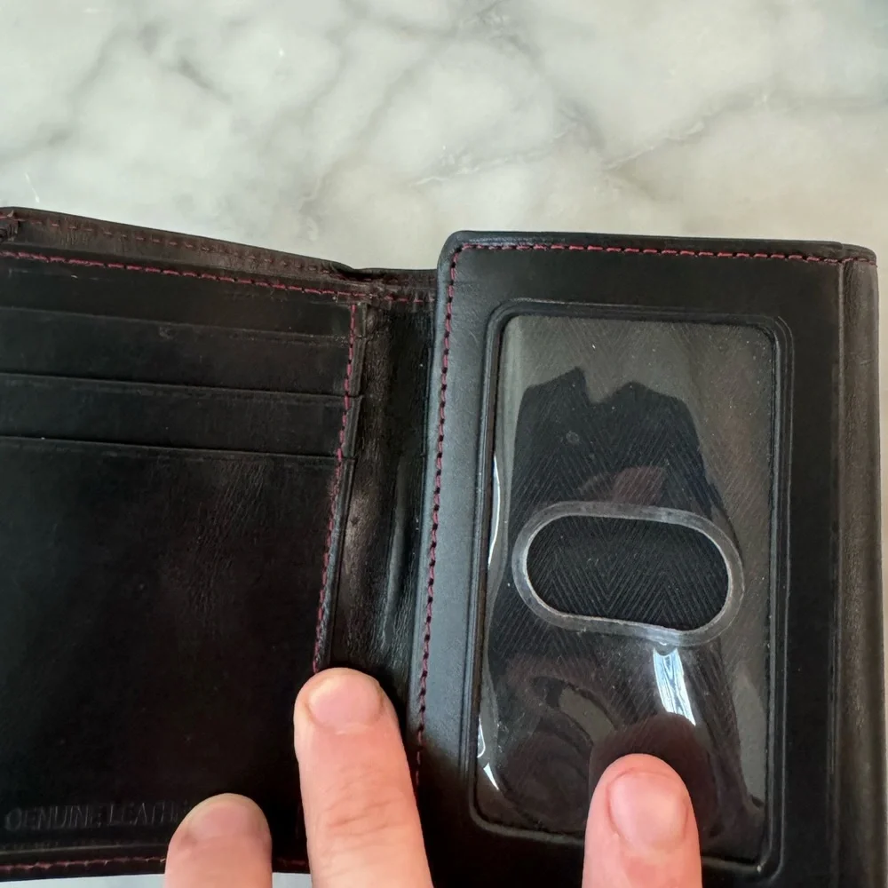 Roundtree & Yorke tri-fold wallet